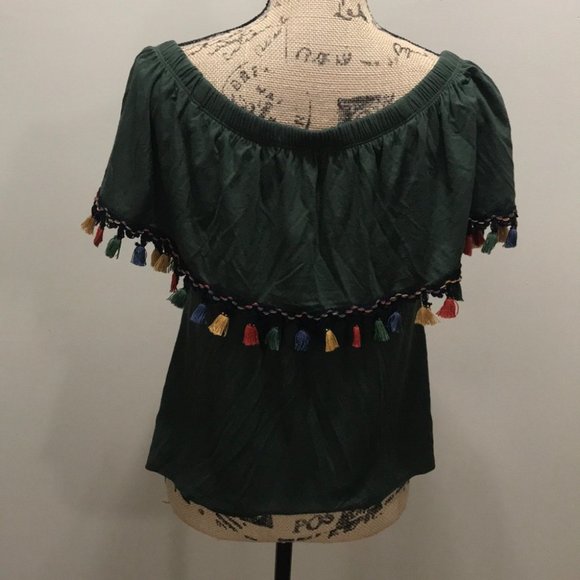 {Pebble & Stone} Green Tassel Off Shoulder Top - Picture 4 of 6
